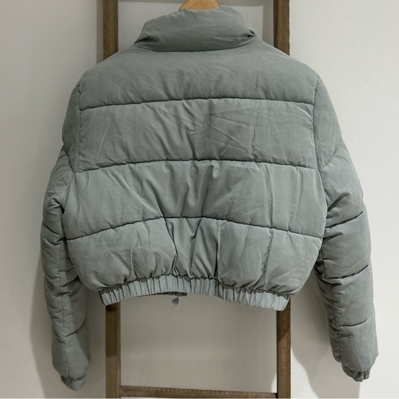PrettyLittleThing Grey Cropped Peach Skin Bubble Puffer Jacket Women Size 4 NWT - Picture 2 of 8